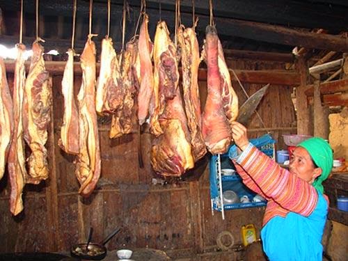 Thịt lợn hun khói của người Mông ở Hà Giang