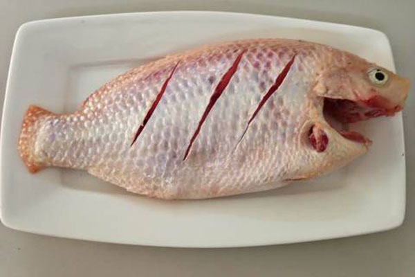 Bạn có thể chọn cá diêu hồng hay cá rô phi cho món cá chiên giòn 